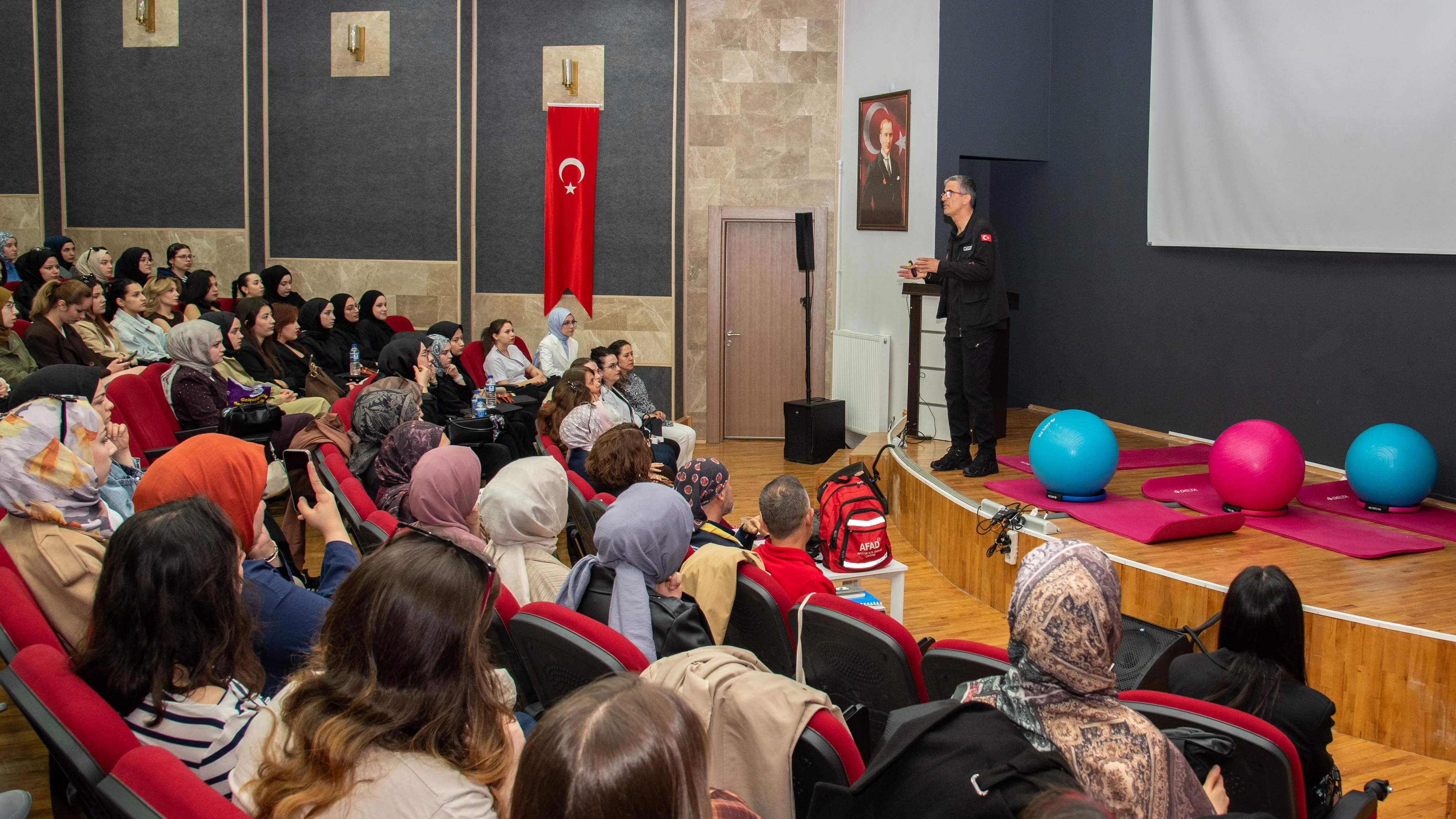‘Temel Afet Farkındalığı Çerçevesinde Ebelik Yaklaşımı’ etkinliği düzenlendi